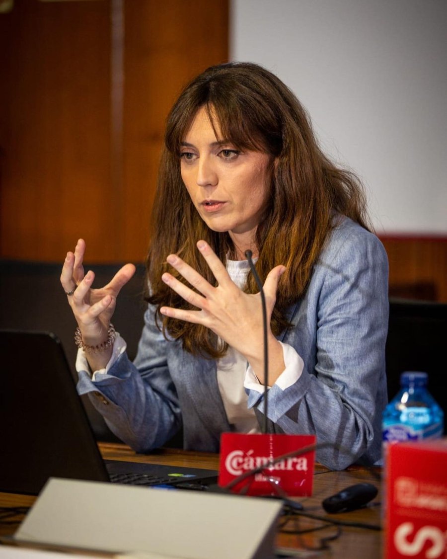 Azucena Garanto speaking at the Chamber of Commerce, Huesca